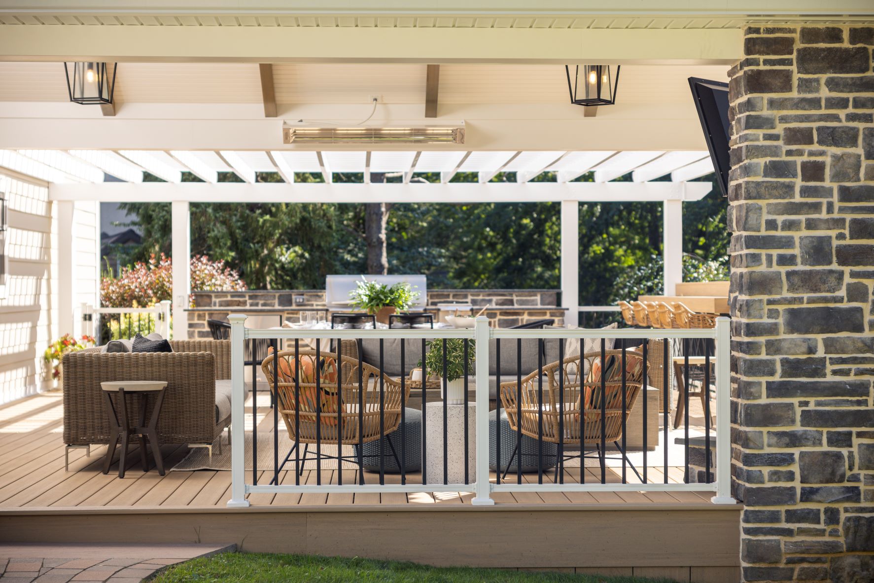 3 Style Choices When Selecting Aluminum Railing